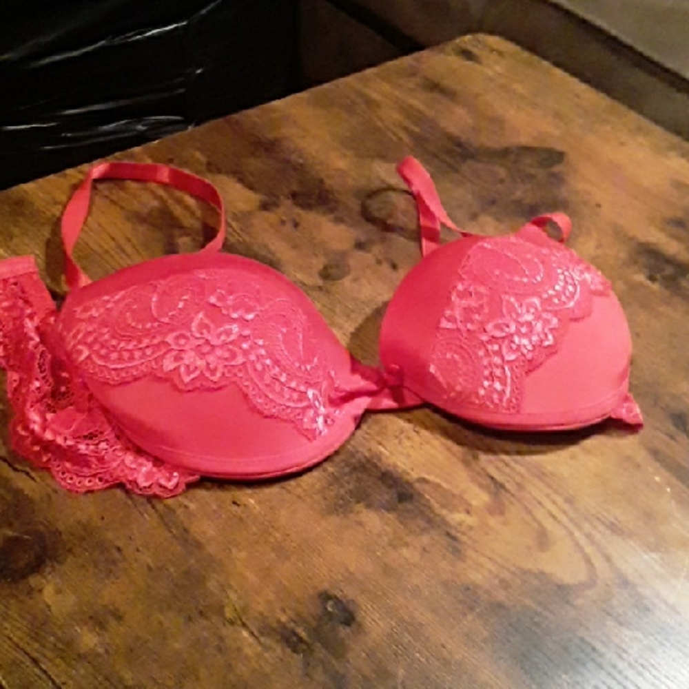 NWOT Inteco Intimates 36C Red Lace Gorgeous Push Up Padded and Underwire.